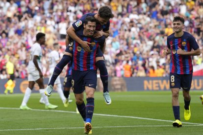 Gavi sube sobre Lewandowski para celebrar uno de los goles del delantero polaco.