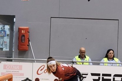 Las jugadoras del Alpicat, de rojo, intentan atajar una acción a bola parada del Palau de Plegamans.