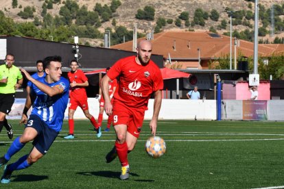 Masegosa aguanta la pressió d’un oponent del Sant Maure.