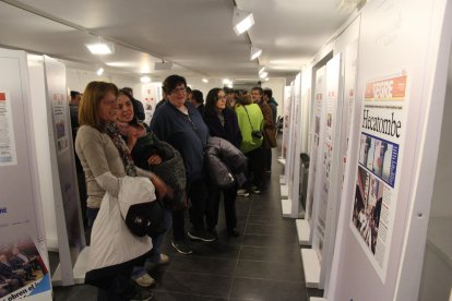Assistents a la inauguració de la mostra, després de l'acte.