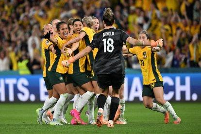 Alessia Russo celebra amb les companyes el segon gol anglès.