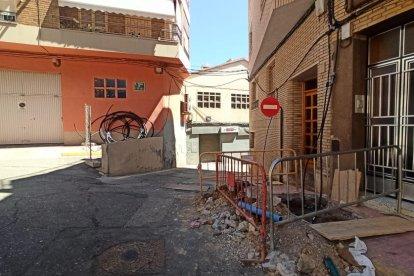 Els veïns que diumenge passat van reclamar que es mantinguin les moreres del Cegonyer.
