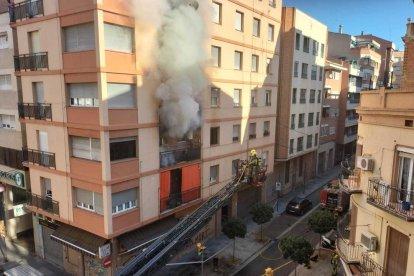Un incendi crema totalment un pis del carrer Comtes d'Urgell de Lleida