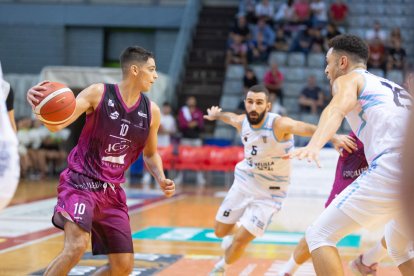 Juani Marcos, defendido por Javi López y Edwards.