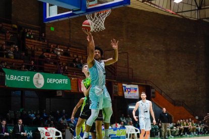 Los puntos de Bryce Nze fue importantes al inicio del último cuarto.