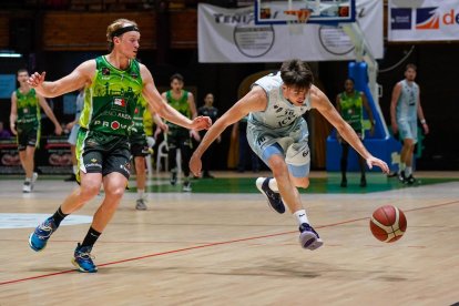 Rafa Villar, perseguido por Knudsen, jugó ayer los primeros minutos con el ICG Força Lleida