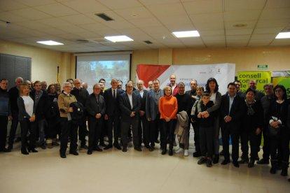 Más de medio centenar de personas, entre alcades, ediles y otras autoridades, acudieron ayer a la inauguración de la muestra de SEGRE .