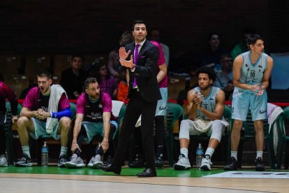 Gerard Encuentra aplaude a sus jugadores durante el partido.