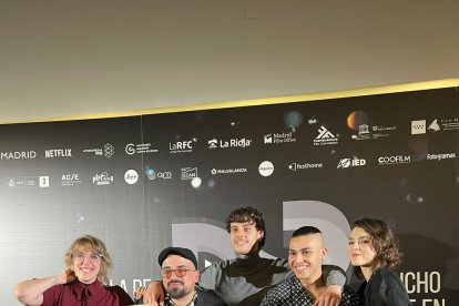 Joel Munu con sus dos premios y los actores del corto tras la gala.