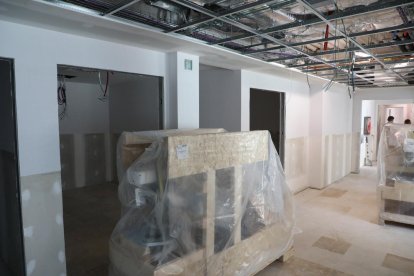 Operarios trabajaban ayer en la habilitación de uno de los nuevos quirófanos.