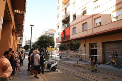 Imagen de las llamas en el interior del piso calcinado.