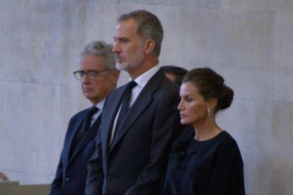 El presidente de Estados Unidos, Joe Biden, y su esposa (derecha) visitando la capilla ardiente con los restos de Isabell II, ayer en Londres.