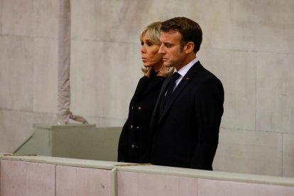 El presidente de Estados Unidos, Joe Biden, y su esposa (derecha) visitando la capilla ardiente con los restos de Isabell II, ayer en Londres.