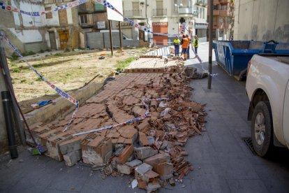 Paret de maons que el vent va enderrocar a la plaça Cervantes.