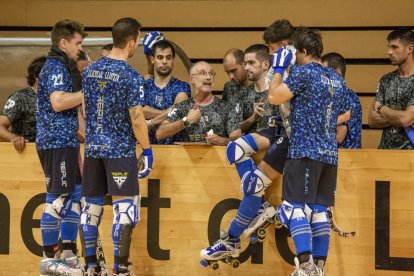 Albert Folguera da instrucciones a sus jugadores, durante el encuentro ante el Reus.