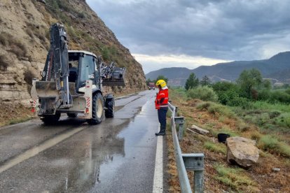 La carretera de la Granja d'Escarp on va caure una gran pedra