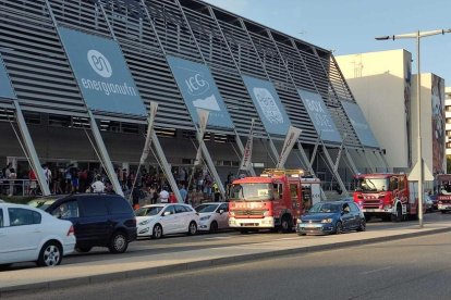 Els Bombers, aquesta tarda al pavelló Barris Nord, amb els nens i nenes a fora.