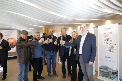 Algunas lectoras curioseando las portadas seleccionadas para la exposición de SEGRE en El Pont de Suert.