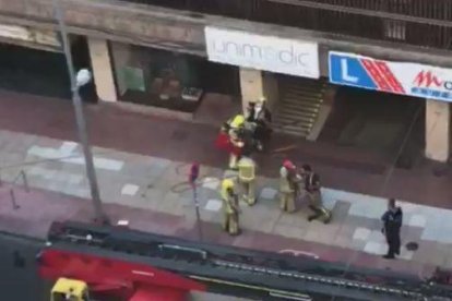 Activades tres dotacions dels Bombers per un avís d'olor de cremat en un vuitè pis de Lleida