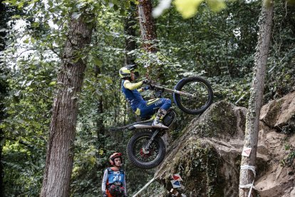 Arnau, amb el metall de bronze.