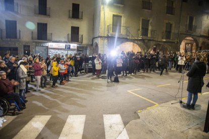 Concentración en Bellpuig para condenar los hechos. Unas 150 personas mostraron ayer su rechazo a la violencia machista. Fue un acto convocado por el ayuntamiento y tuvo lugar a las 20.00 horas.