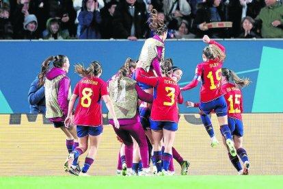 Aitana abraça el peu dret de Salma Paralluelo, en la celebració del primer gol.