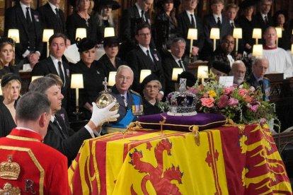 La guàrdia reial va portar el fèretre.