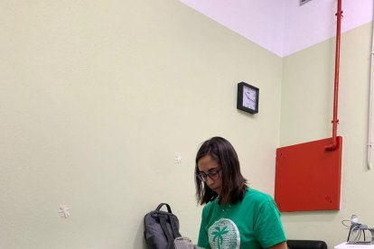 Ariadna Pujol i Júlia Soler ahir durant les proves mèdiques.