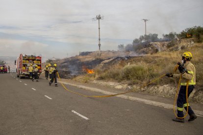 Bomberos ayer durante la extinción del incendio.