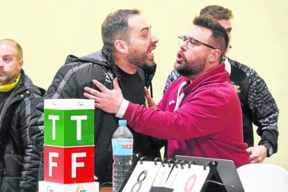 Jordi Capdevila, tècnic del Fraga, intenta calmar Lluís Rodero.
