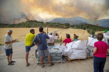 Los vecinos seguían con preocupación la evolución de las llamas ayer con el fuerte viento.