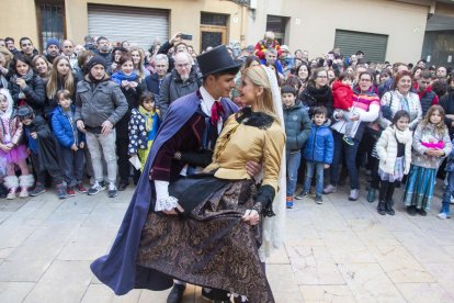 El Bonic i la Bonica escenificant la dansa del Ball Pla.