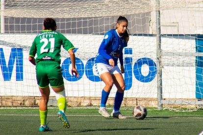 Cris García va estar de nou molt atenta en defensa, parant Ainhoa Martín, l’extrem que actuava per la seua banda.