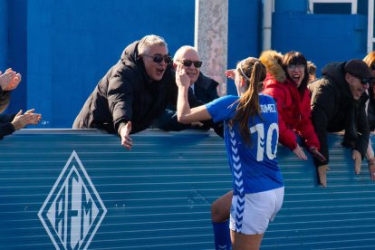 Andrea va anar a abraçar el seu pare en la celebració del gol.