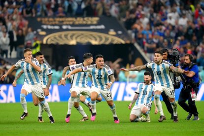 Messi besa el trofeu que se li havia resistit fins ahir, la Copa del Món.