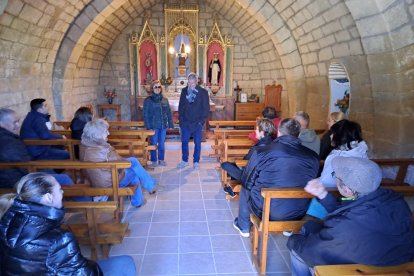 Una vecina votando en la consulta popular, ayer en el ayuntamiento de La Pobla de Segur.