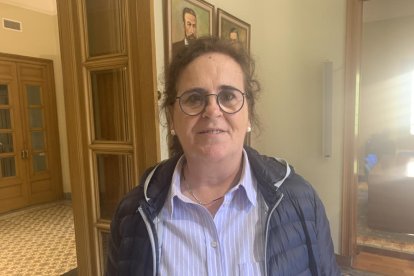 Una vecina votando en la consulta popular, ayer en el ayuntamiento de La Pobla de Segur.