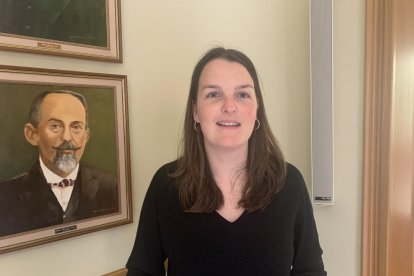 Una vecina votando en la consulta popular, ayer en el ayuntamiento de La Pobla de Segur.