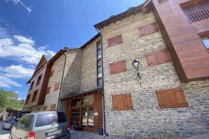 Los Mossos d’Esquadra ayer por la mañana en la casa de L’Albi en la que había una plantación de marihuana.