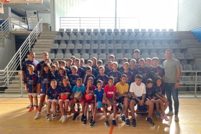 Nens saharauis jugant al pis social gestionat per Lleida pels Refugiats. A la dreta, participant en el Campus Esportiu Xavi Estrada.
