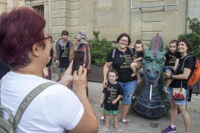 Nens contemplant la Tarasca de Cervera.