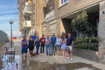 Imatge de veïns afectats i d’una dona amb picades de xinxes.