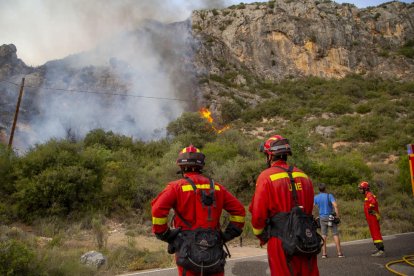 Efectivos de la Unidad Militar de Emergencias trabajando ayer por la tarde en la extinción del incendio de Baldomar.