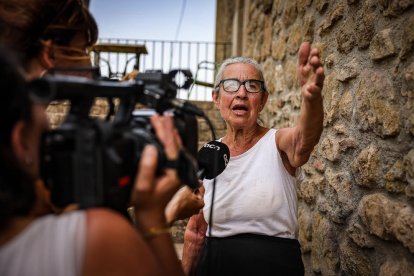 El incendio de Castellar de la Ribera se convirtió ayer en una de las principales preocupaciones de los Bomberos, junto a Lladurs, mientras los vecinos esperaban preocupados.