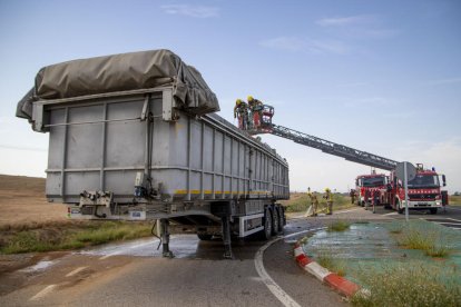 Los Bomberos apagaron ayer un incendio en un camión en Alfés.