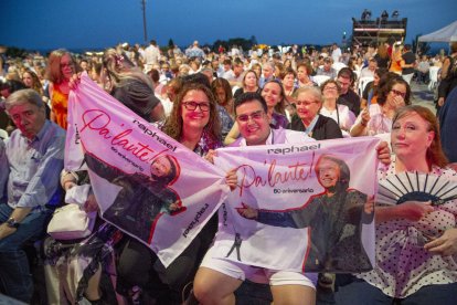 El cantante Raphael se puso anoche al público en el bolsillo desde la primera canción, en el estreno del Magnífic Fest de Lleida.