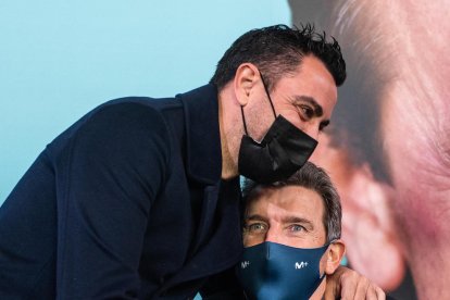 Benzema celebra un gol con Marco Asensio.