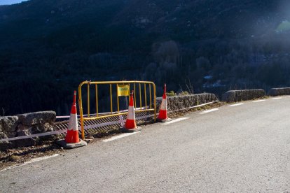 Tanca i cons col·locats per senyalitzar la zona (esq.). Antonio Travesi Pérez mostra les restes del mur que van caure a casa seua (dreta).