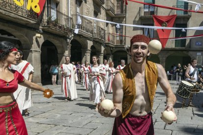 El mercado contó con unas 50 paradas custodiadas por los soldados en pleno centro histórico.