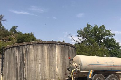 Los camiones cistena ayer en la plaza de Granyena de Les Garrigues.